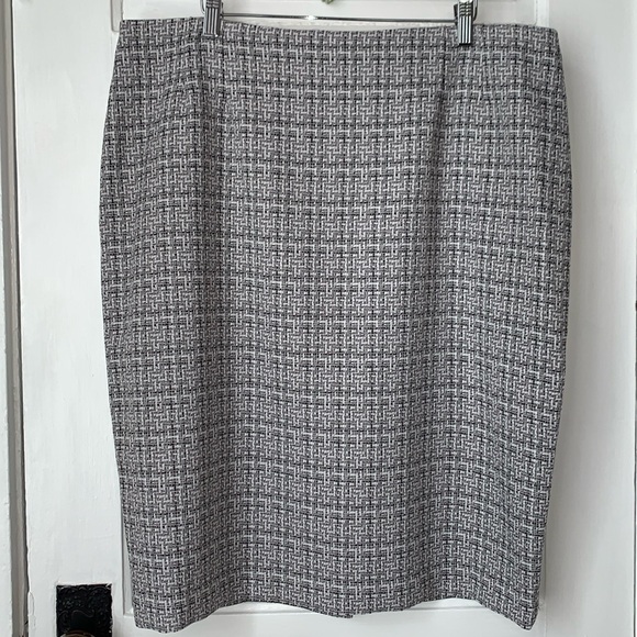Evan Picone Dresses & Skirts - EVAN PICONE BLACK LABEL TEXTURED PENCIL SKIRT
